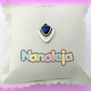 Colgante triangular pequeño con resina color azul de zamak 18X15mm