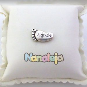 Grabado laser en colgante pie de zamak (sólo un nombre)