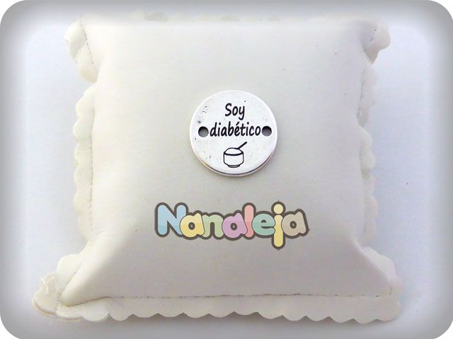 Grabado laser en medalla 22mm con dibujo dos agujeros de zamak 1 Grabado laser en medalla 22mm con dibujo dos agujeros de zamak