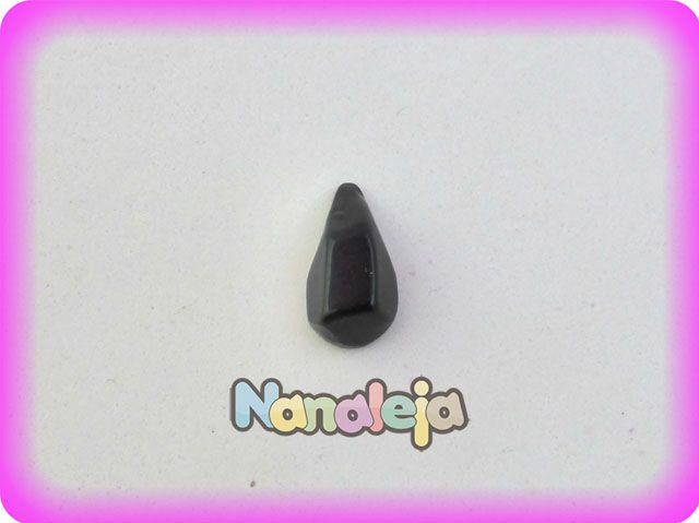 Resina para pegar con forma de gota negro